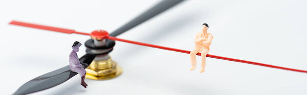 Панорамная съемка людей фигур на указателях часов на белой поверхности, концепция старения
