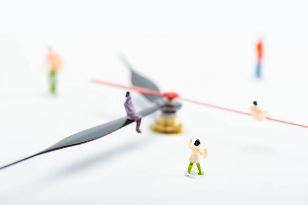 Селективный фокус людей фигуры вблизи стрелок часов на белом фоне, концепция старения
