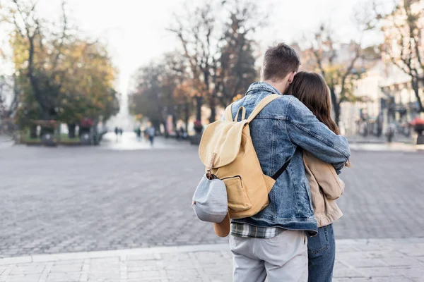 Man Met Rugzak Knuffelen Met Vriendin Europa — Stockfoto