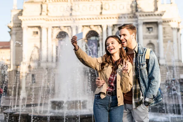 Casal Feliz Tomando Selfie Perto Fonte Cidade — Fotografia de Stock