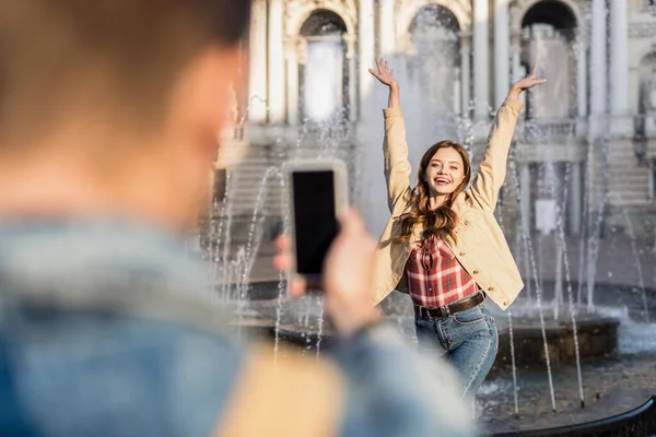Cropped View Man Taking Picture Woman Fountain Using Smartphone City — Stock Photo, Image