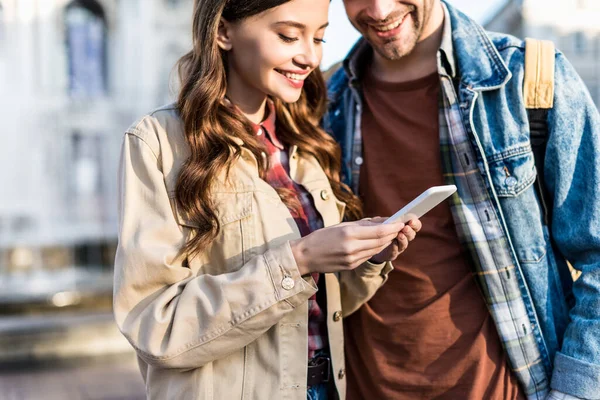 Oříznutý Pohled Pár Úsměvem Pomocí Smartphonu — Stock fotografie