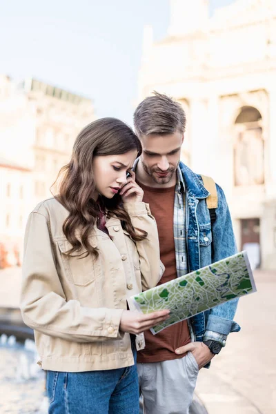 Thoughtful Concentrated Couple Map City — Stock Photo, Image