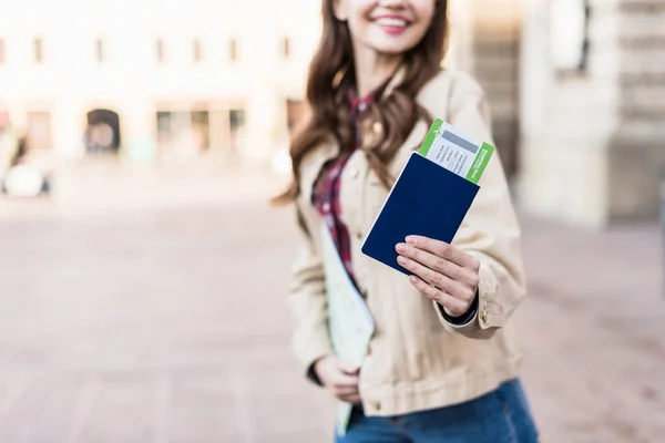 Обрезанный Вид Женщины Улыбающейся Показывающей Паспорт Авиабилетом — стоковое фото