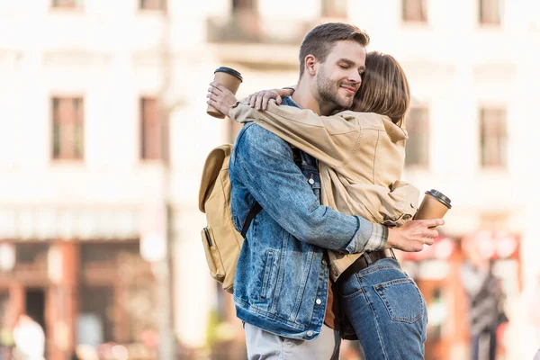 Namorado Namorada Segurando Copos Descartáveis Café Abraços Com Olhos Fechados — Fotografia de Stock