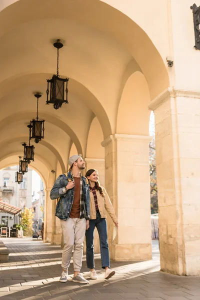 Novio Novia Caminando Juntos Ciudad —  Fotos de Stock