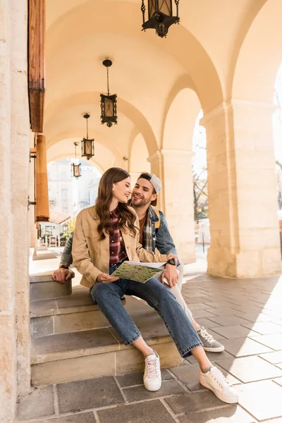 Selective Focus Couple Sitting Stairs Map City — Stock Photo, Image