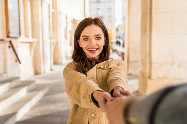 Partial View Woman Smiling Looking Camera Holding Male Hand — Stock Photo, Image