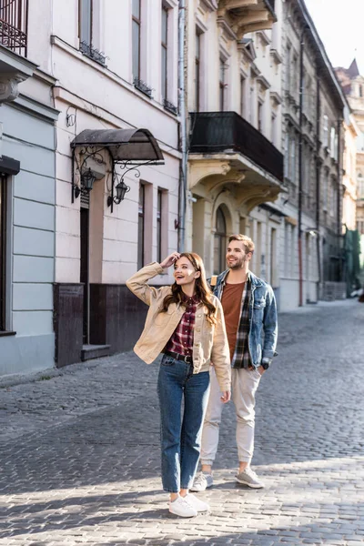 Enfoque Selectivo Pareja Feliz Sonriendo Ciudad — Foto de Stock