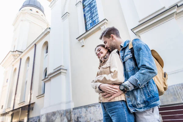 Vista Bajo Ángulo Novio Novia Abrazándose Cerca Del Edificio Ciudad — Foto de Stock