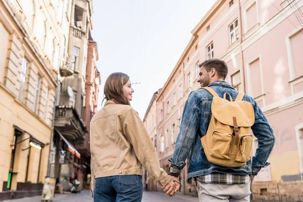 Rückenansicht Eines Paares Das Sich Der Stadt Mit Dem Rucksack — Stockfoto