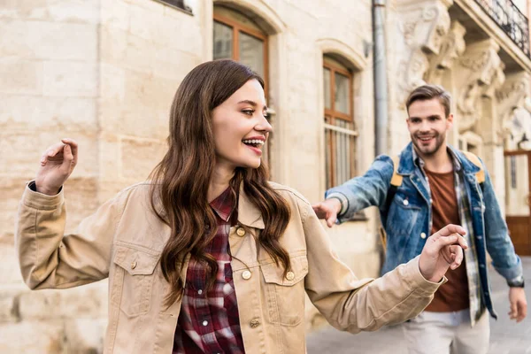 Enfoque Selectivo Pareja Divirtiéndose Mientras Camina Ciudad — Foto de Stock