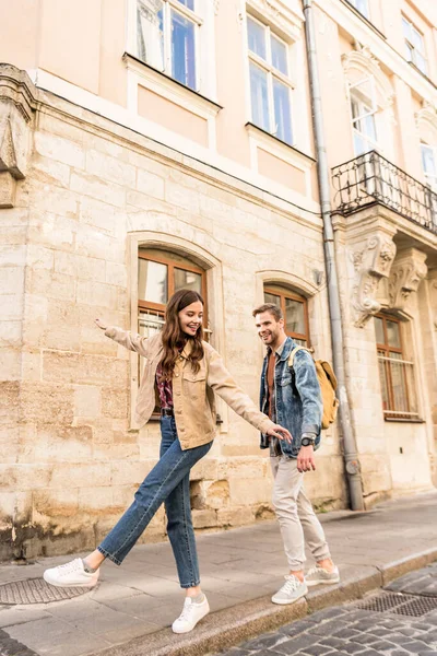 Pareja Divirtiéndose Mientras Camina Acera Ciudad — Foto de Stock