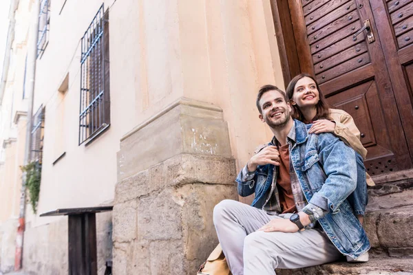 Low Angle View Girlfriend Hugging Boyfriend Smiling Stairs City — Stock Photo, Image