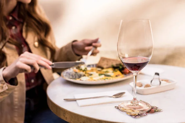 Partiell Syn Kvinnan Äter Med Glas Vin Caféet — Stockfoto