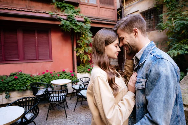 Foyer Sélectif Couple Étreignant Près Bâtiment Dans Ville — Photo