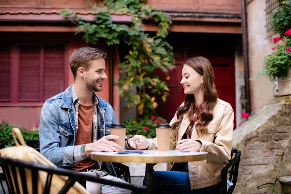 Selectieve Focus Van Paar Met Wegwerp Kopjes Koffie Cafe Stad — Stockfoto