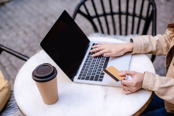 Cropped View Woman Holding Credit Card Using Laptop Cafe — Stock Photo, Image