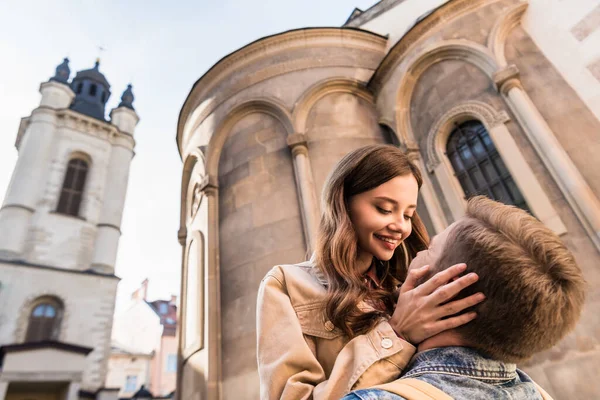 Vista Basso Angolo Fidanzata Toccare Volto Maschile Vicino Edifici Città — Foto Stock