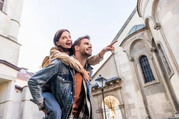 Low Angle View Boyfriend Girl Pointing Finger Buildings City — Stock Photo, Image