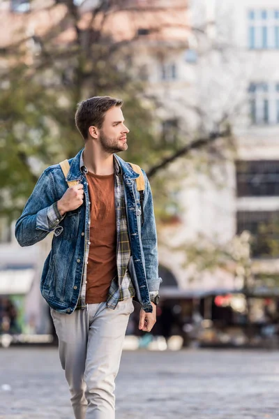 Handsome Man Walking Backpack Looking Away City — Stock Photo, Image