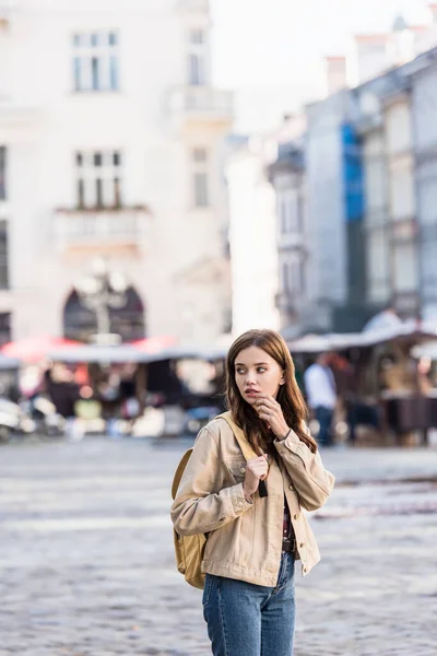 Güzel Bir Kadın Şehirde Sırt Çantasıyla Uzaklara Bakıyor — Stok fotoğraf