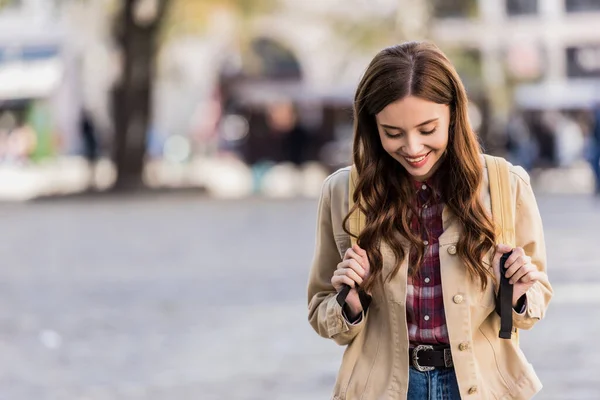 Beautiful Woman Smiling Backpack City — Stock Photo, Image