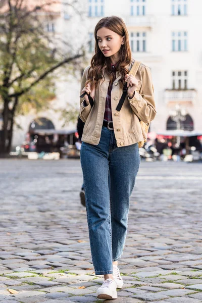 Mulher Bonita Olhando Para Longe Andando Com Mochila Cidade — Fotografia de Stock