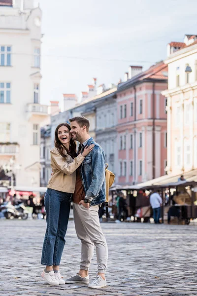 Novio Novia Abrazándose Mirando Hacia Otro Lado Sonriendo Ciudad — Foto de Stock