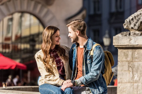 Happy Girlfriend Boyfriend Sitting Together Looking Each Other Smiling City — Stock Photo, Image