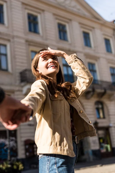 Manzaralı Kız Erkek Arkadaş Ele Tutuşuyor Şehirde Gülümsüyor — Stok fotoğraf