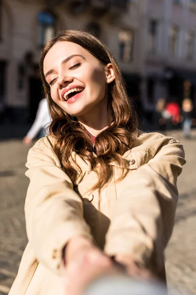 Oříznutý Pohled Dívku Zavřenýma Očima Úsměvem Držení Mužské Ruky Městě — Stock fotografie