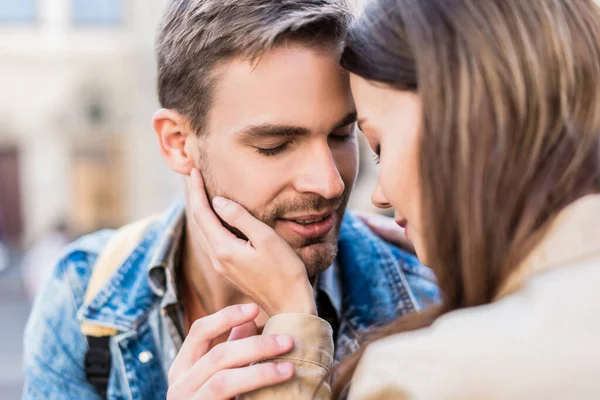 Vista Cortada Casal Com Olhos Fechados Abraçando Tocando Uns Aos — Fotografia de Stock