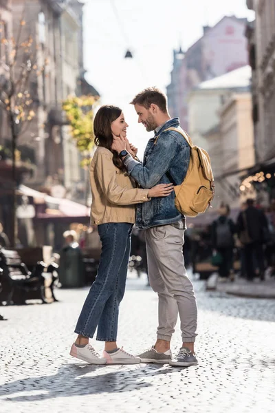 Namorado Namorada Olhando Para Outro Sorrindo Abraçando Cidade Europa — Fotografia de Stock