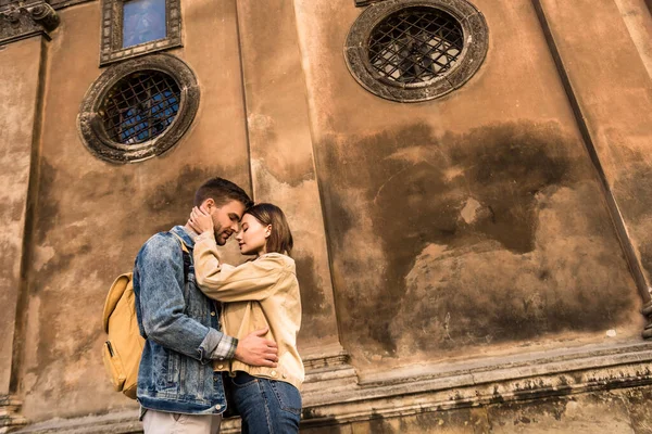 Nízký Úhel Pohledu Přítele Přítelkyně Objímání Dotýkání Navzájem Zavřenýma Očima — Stock fotografie