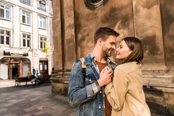 Man Woman Holding Hands Looking Each Other Smiling Wall City — Stock Photo, Image