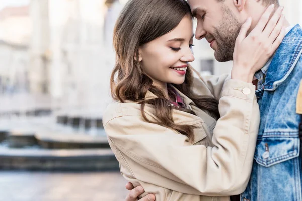 Vista Parcial Mujer Hombre Abrazándose Sonriendo Tocándose Con Los Ojos — Foto de Stock