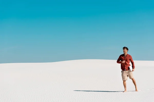 Bel Freelance Sulla Spiaggia Sabbia Con Computer Portatile Contro Cielo — Foto Stock