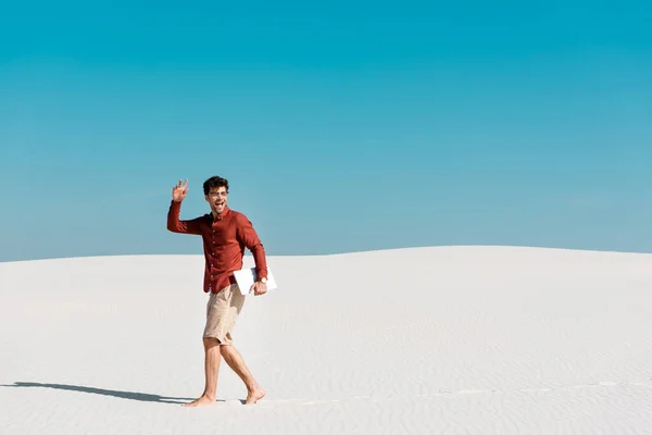 Happy Handsome Freelancer Sandy Beach Laptop Clear Blue Sky — Stock Photo, Image