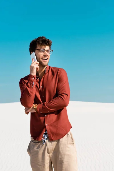 Happy Handsome Man Sandy Beach Talking Smartphone Clear Blue Sky — Stock Photo, Image