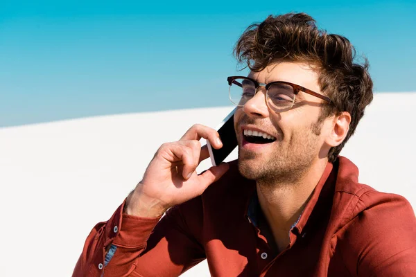 Happy Man Sandy Beach Talking Smartphone Clear Blue Sky — Stock Photo, Image