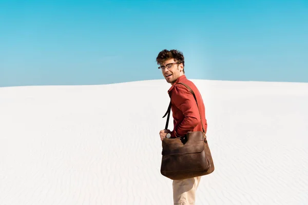 Smiling Handsome Man Leather Bag Sandy Beach Clear Blue Sky — Stock Photo, Image