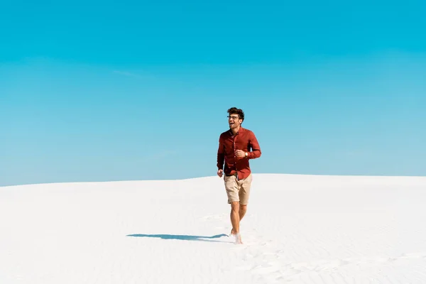 Щасливий Чоловік Біжить Піщаному Пляжі Тлі Чистого Блакитного Неба — стокове фото