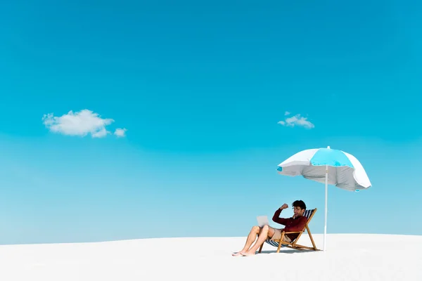Freelancer Sitting Laptop Deck Chair Umbrella Sandy Beach Blue Sky — Stock Photo, Image