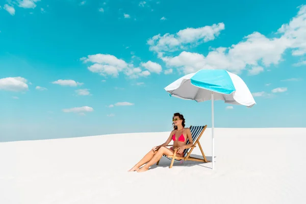 Smiling Beautiful Sexy Girl Swimsuit Sunglasses Sitting Deck Chair Umbrella — Stock Photo, Image