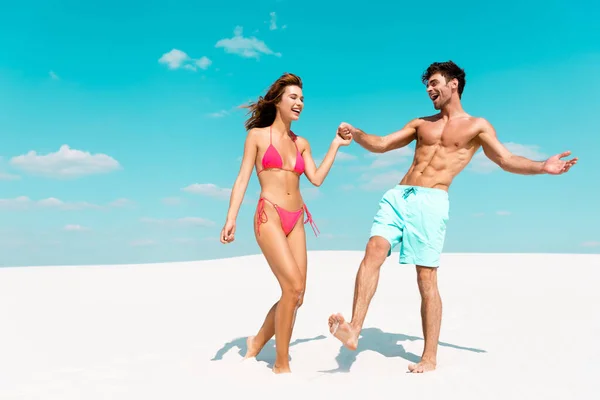 Happy Young Couple Holding Hands Sandy Beach — Stock Photo, Image