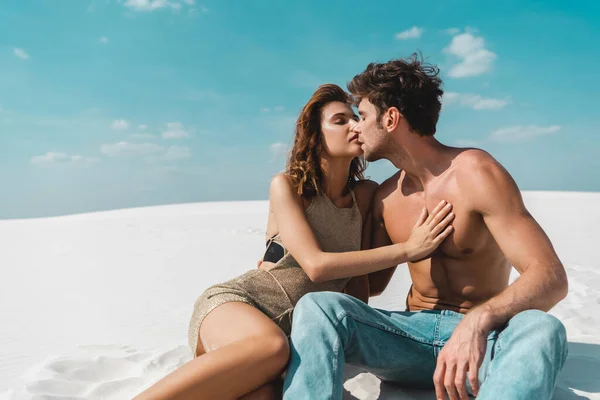 有激情的年轻夫妇在沙滩上接吻 — 图库照片