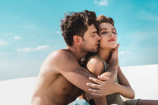 Appassionato Sexy Giovane Coppia Abbracci Spiaggia — Foto Stock