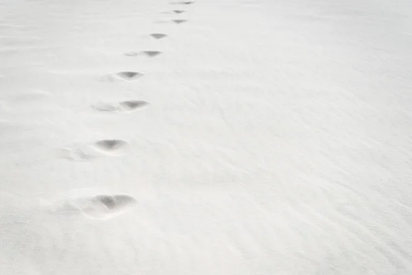 Пляж Следами Чистом Белом Текстурированном Песке — стоковое фото