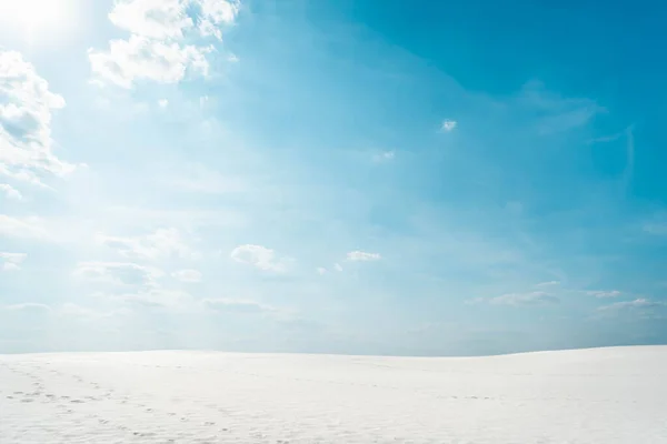 白い雲と白い砂と青い空のきれいなビーチ — ストック写真